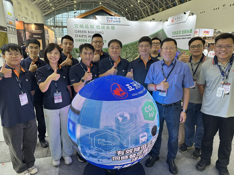 亞東預拌及亞泥同仁與金總經理(右三)合照