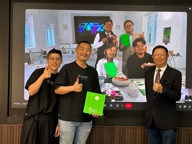 亞東預拌總經理金崇仁（右一）與「CASA TAIWAN」策展人Ivan Wang（右坐者）及米蘭台灣商會會長