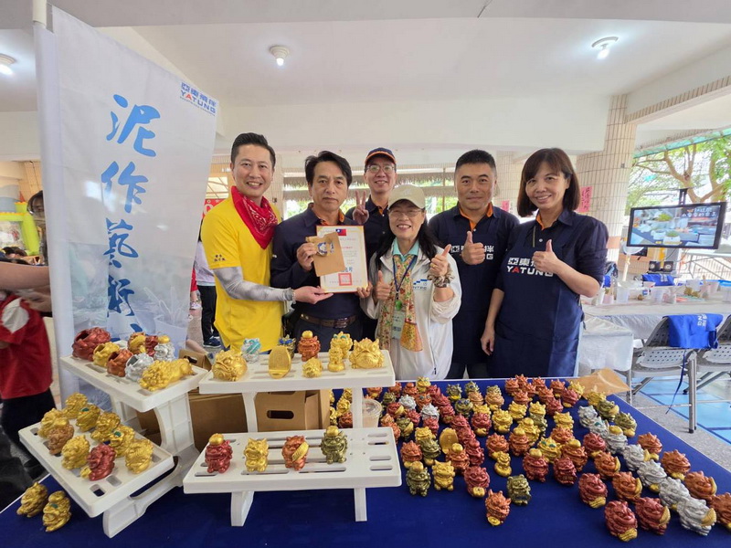 亞東預拌同仁與林口國小校長施惠珍及家長會長張子胤合照