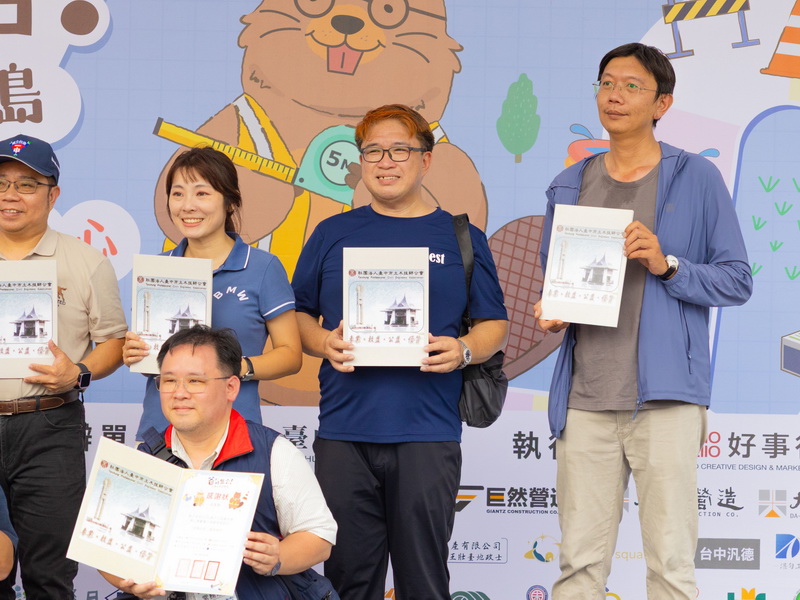 亞東預拌台中區何嘉安經理代表公司受贈「2026台中親子公益嘉年華」感謝狀